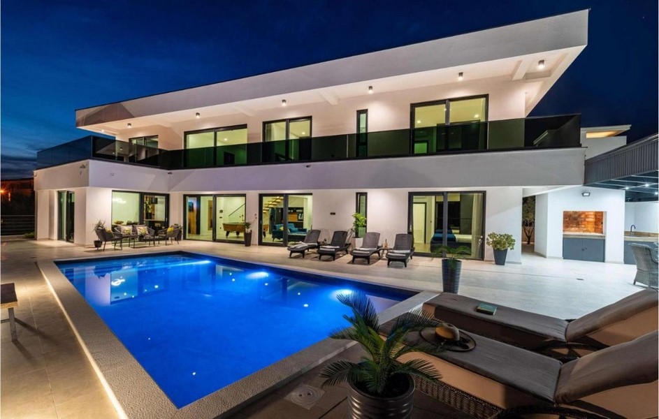 Villa moderne en Croatie avec piscine de nuit