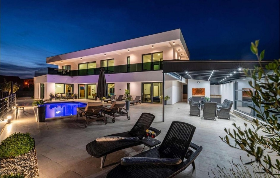 Villa de luxe avec terrasse de piscine et coin repas couvert