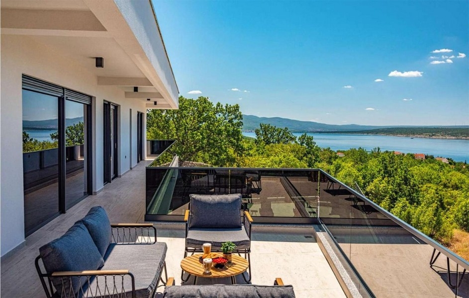 Terrasse avec vue mer et mobilier de salon