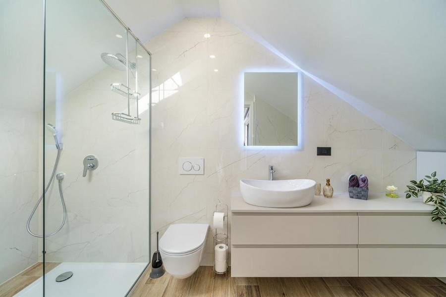 Salle de bains moderne avec douche et meuble-lavabo