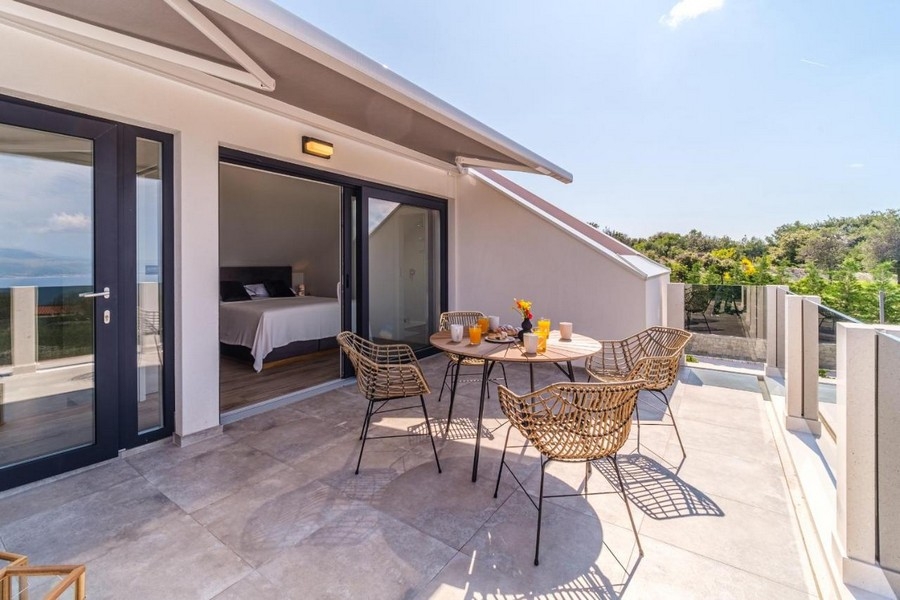 Terrasse supérieure avec salon de jardin devant la chambre