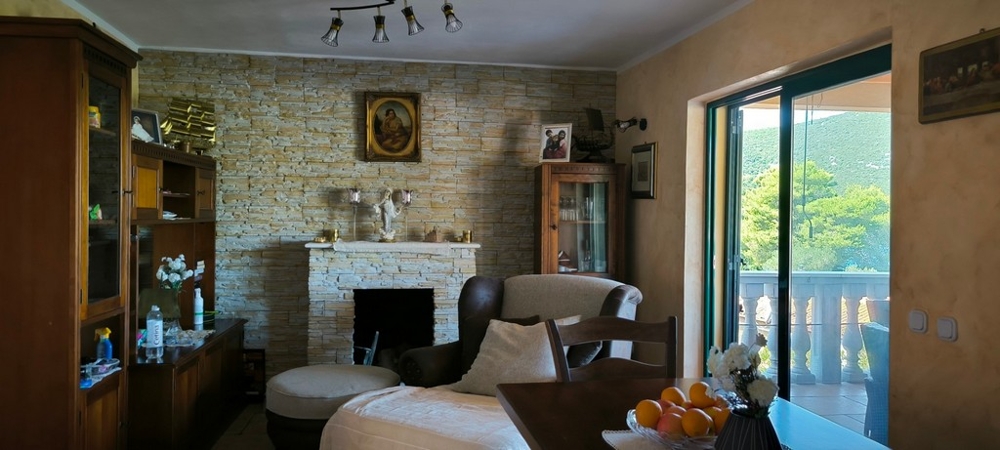 Séjour avec cheminée et accès au balcon