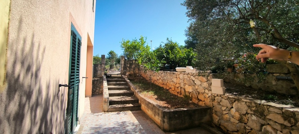 Escalier extérieur avec mur en pierre et accès à la maison