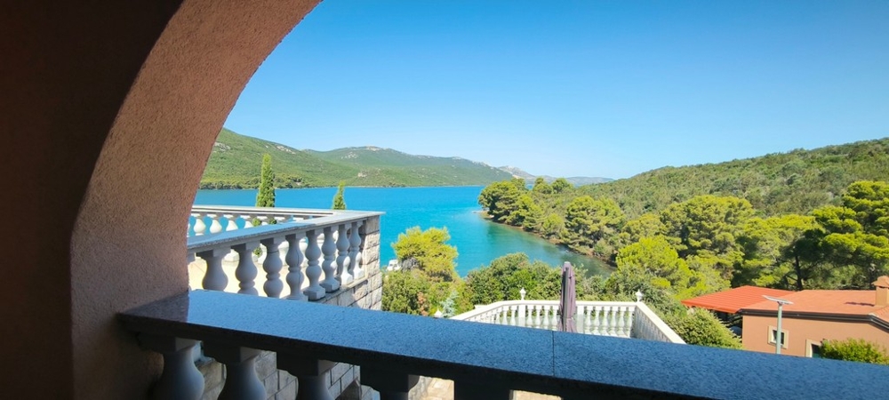 Vue mer à travers l'arche de la terrasse