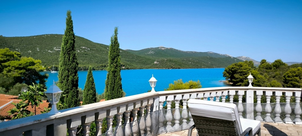 Terrasse avec vue sur la mer et les montagnes