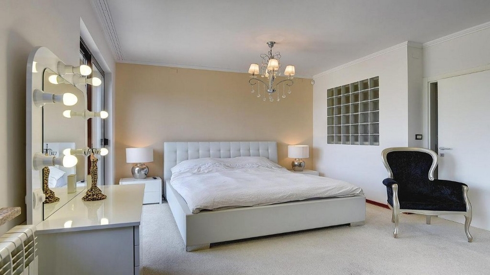 Chambre avec lit double, coiffeuse et lustre