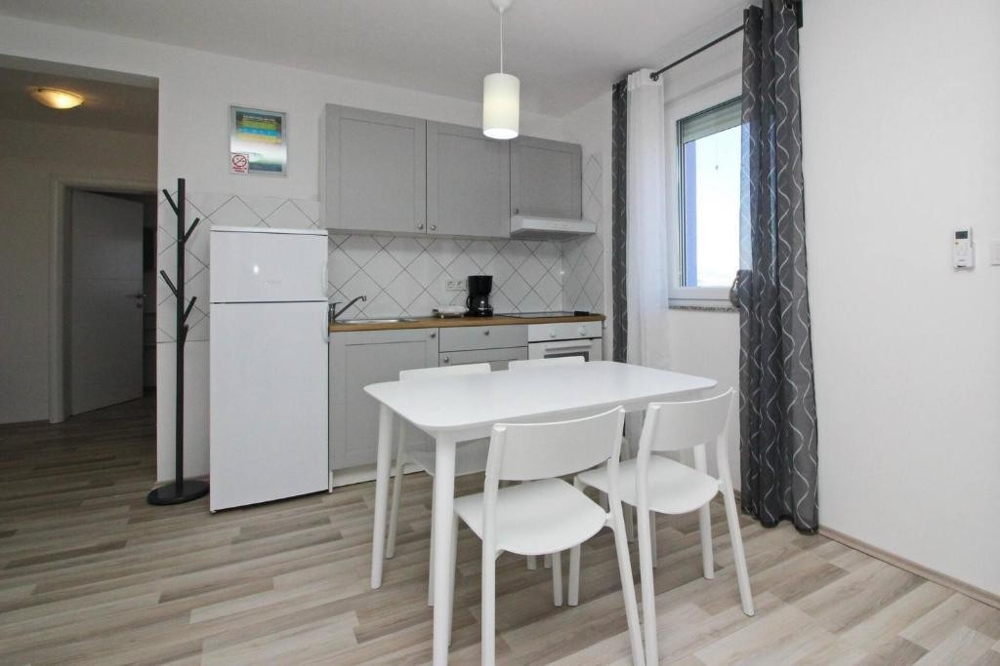 Coin repas avec table et accès au séjour