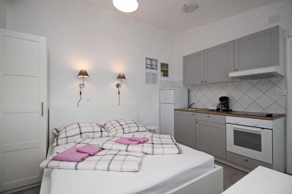 Chambre avec lit double et cuisine intégrée