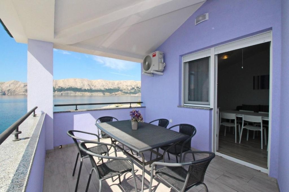 Terrasse avec vue mer.