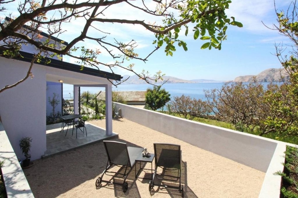 Jardin avec bains de soleil et vue mer