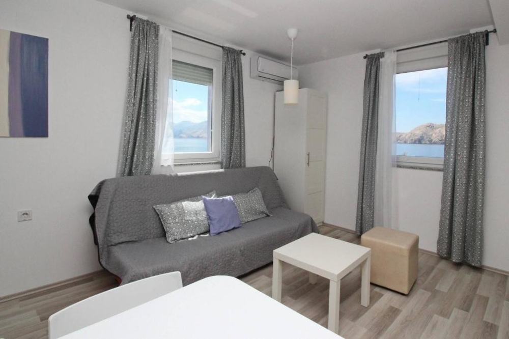 Séjour lumineux avec canapé et vue mer