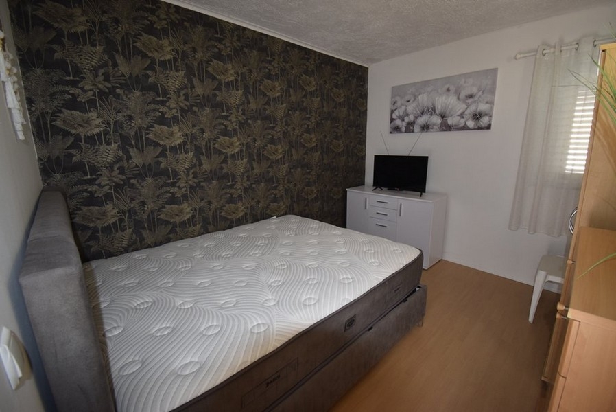 Chambre avec lit double et TV