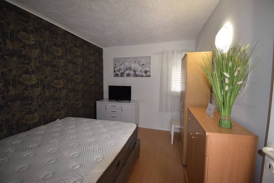 Autre chambre avec lit double et armoire