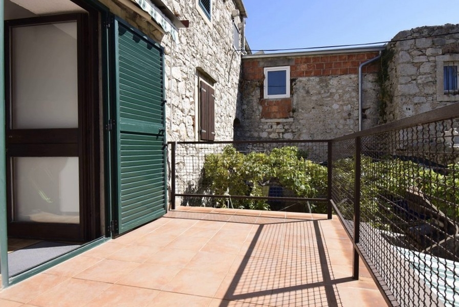 Terrasse de la maison en pierre H3689, à vendre en Croatie.