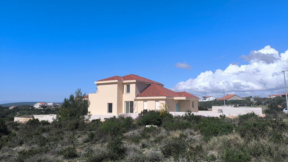 Maison claire sur la hauteur au-dessus du maquis