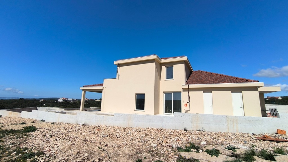 Côté de la maison avec porte-fenêtre et mur en gros œuvre