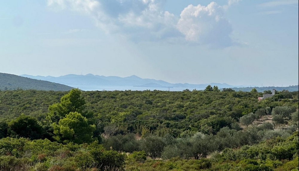 Vue sur la mer et les environs méditerranéens de la villa H3691.