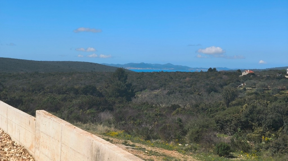 Vue sur le paysage jusqu'à la mer.