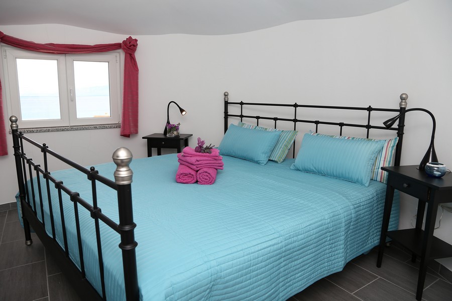 Chambre avec lit double et vue mer