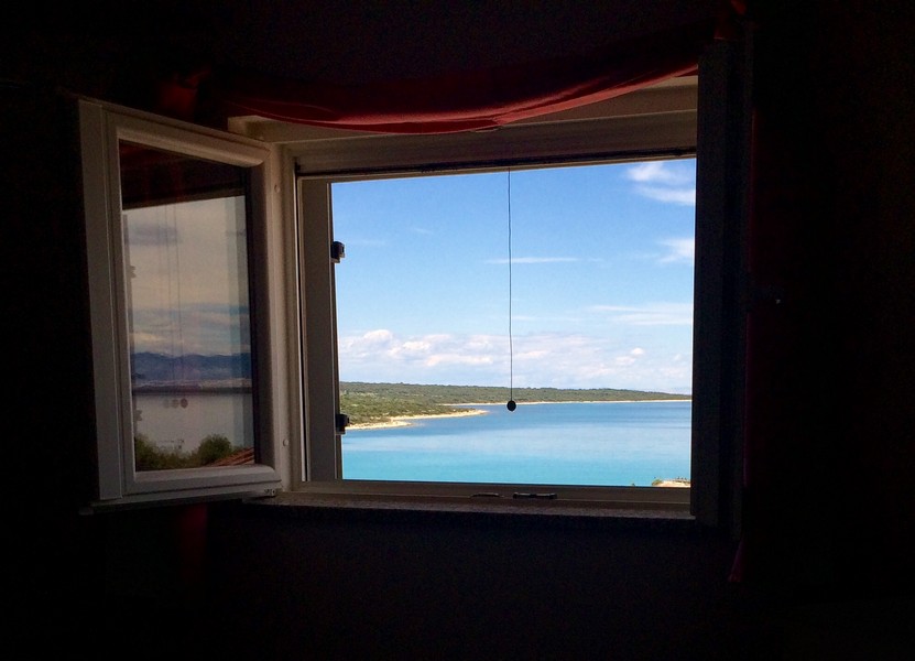 Vue par la fenêtre sur la côte et la mer