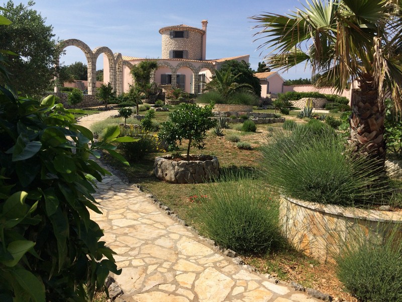 Villa de luxe méditerranéenne avec palmiers dans le jardin - à vendre.
