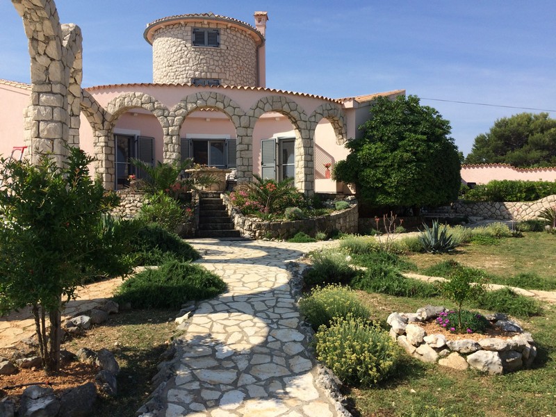 Propriété méditerranéenne avec arcs en pierre et allée de jardin sur Silba