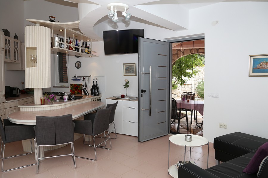 Séjour lumineux avec cuisine moderne et accès à la terrasse