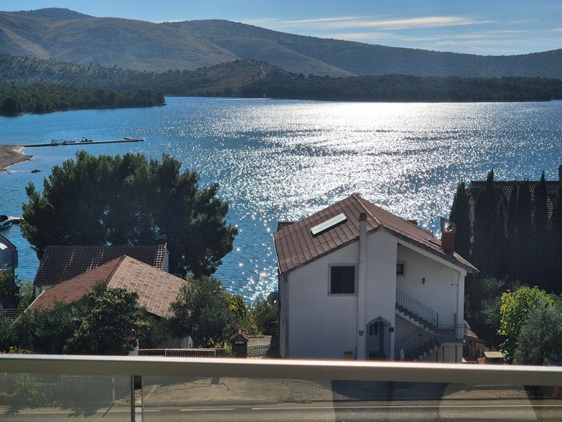 Vue du balcon par-dessus les maisons sur l'eau scintillante