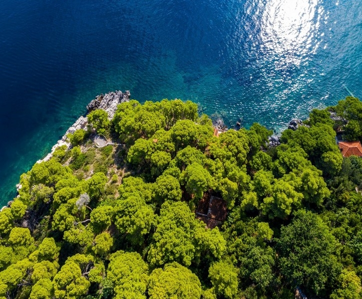 Bien méditerranéen en première ligne de mer à vendre en Dalmatie du Sud.