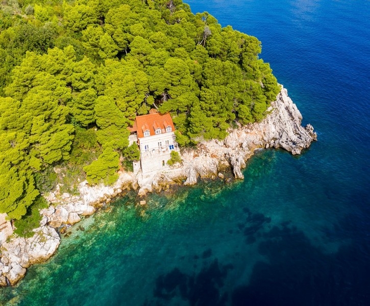 Villa en Croatie pieds dans l'eau avec forêt de pins - bien H3695