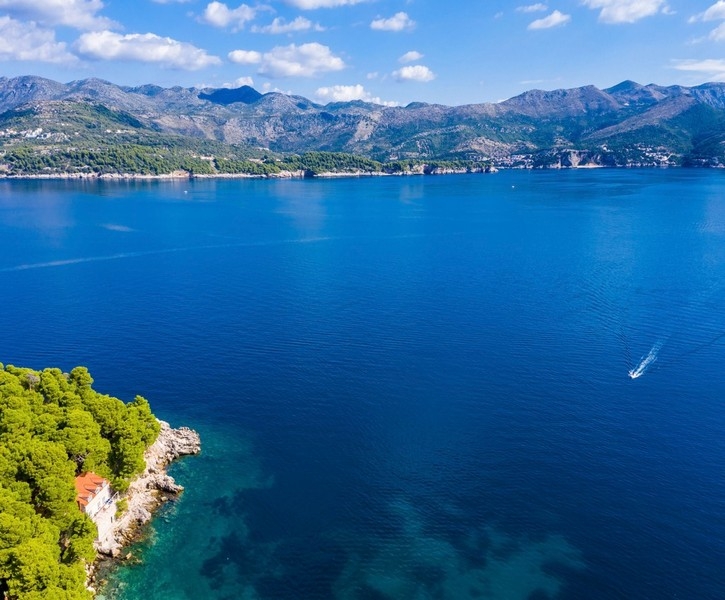 Vue aérienne d'une villa en bord de mer avec eau turquoise
