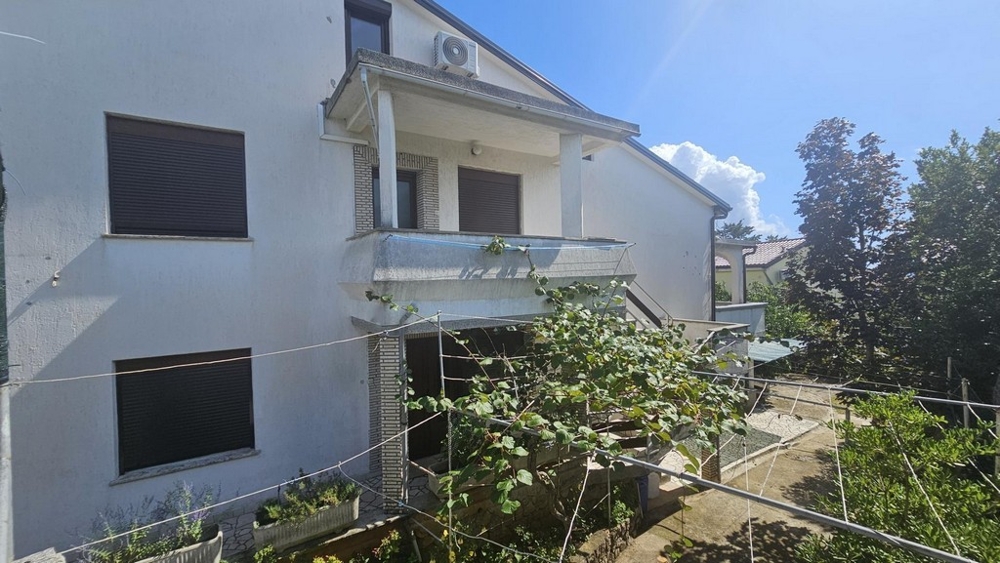 Vue extérieure de la maison jumelée avec balcon et jardin