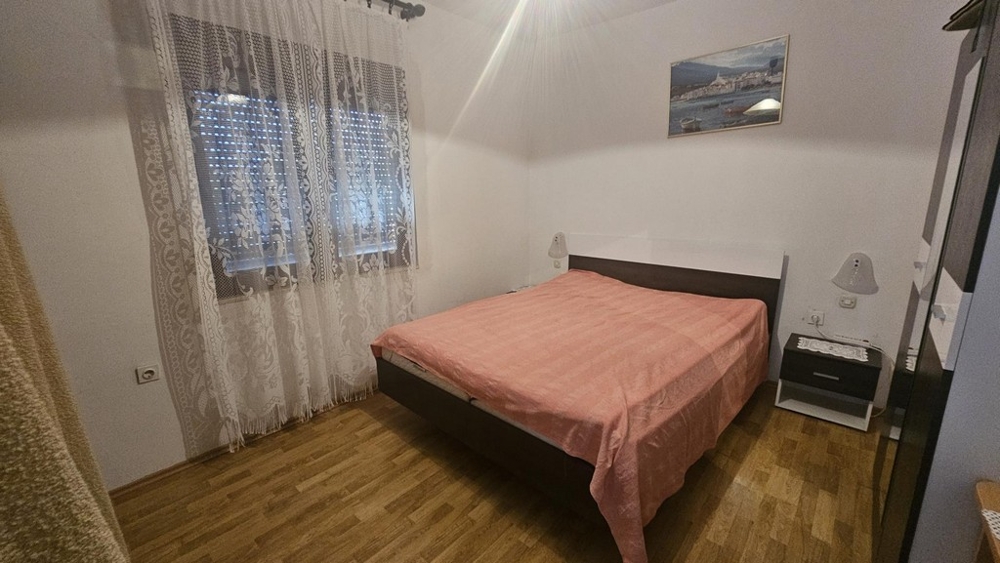 Chambre avec lit double et armoire