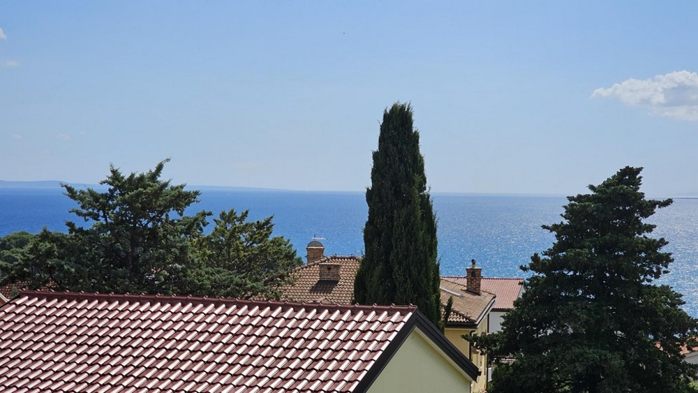 Vue mer depuis le balcon par-dessus les toits et les arbres