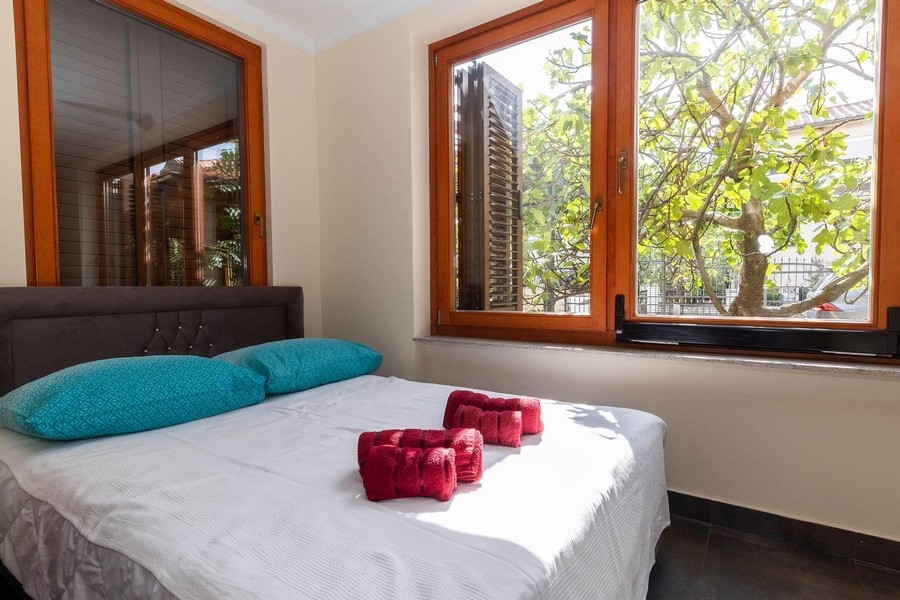 Chambre avec lit double et vue sur la verdure