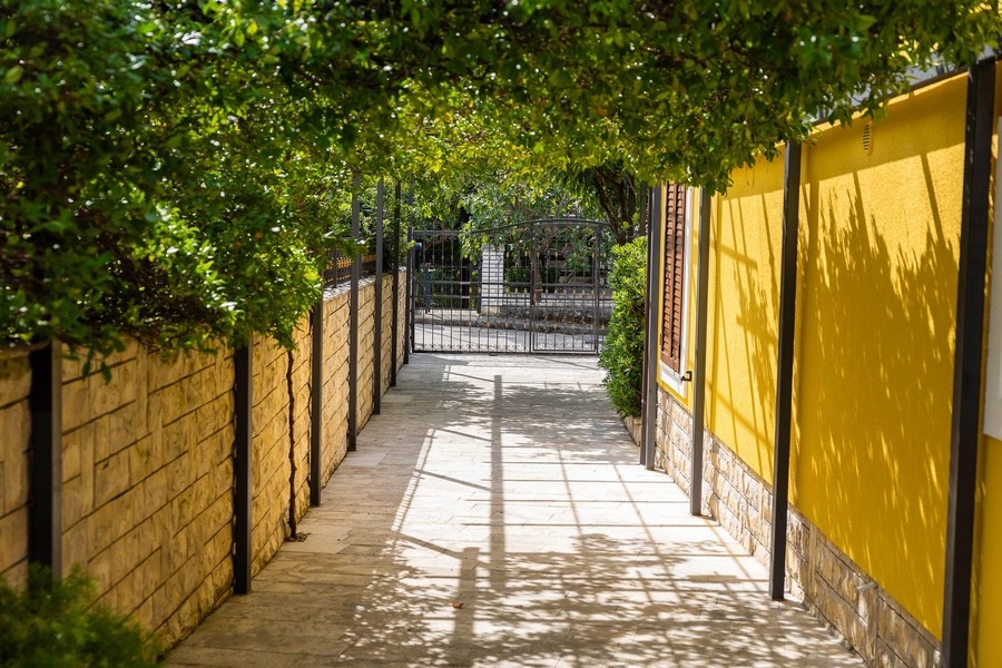 Entrée avec chemin pavé et portail