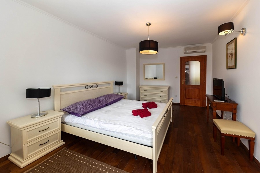 Chambre lumineuse avec lit double et meubles en bois