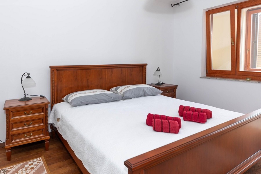 Chambre avec lit double et tables de chevet en bois