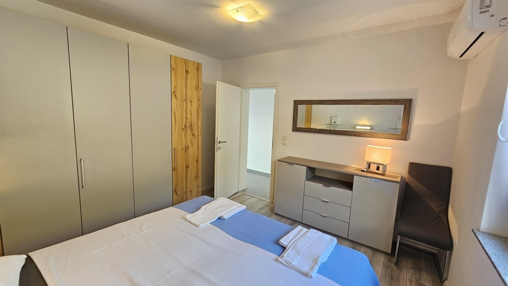 Chambre avec armoire et commode à miroir