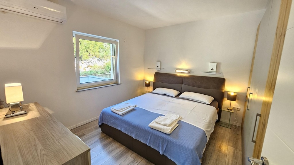 Chambre avec lit double et tables de chevet