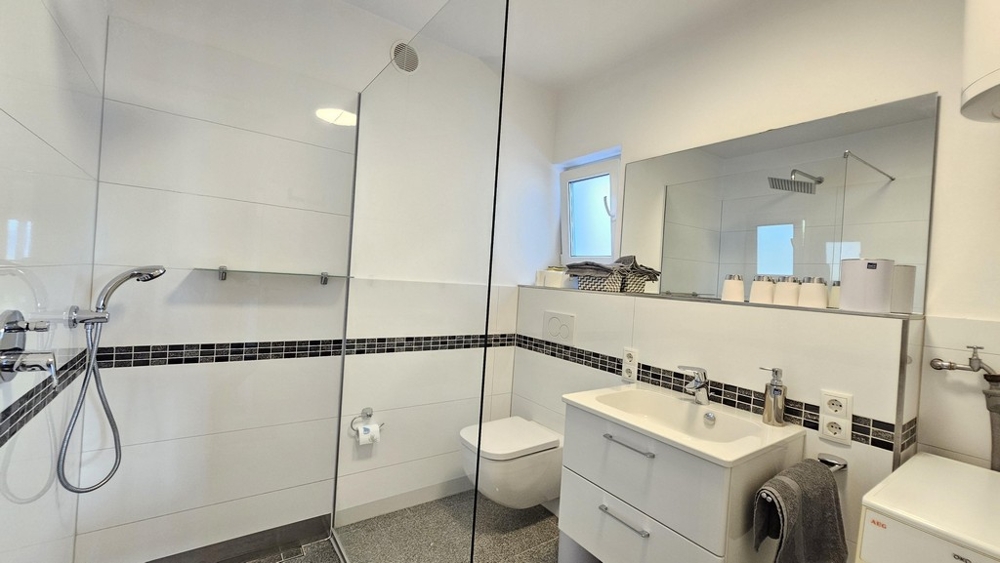 Salle de bains moderne avec douche et meuble-lavabo