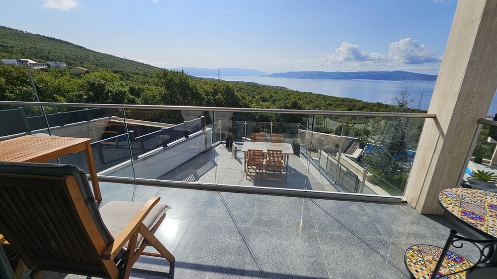 Balcon avec vue mer et salon de jardin