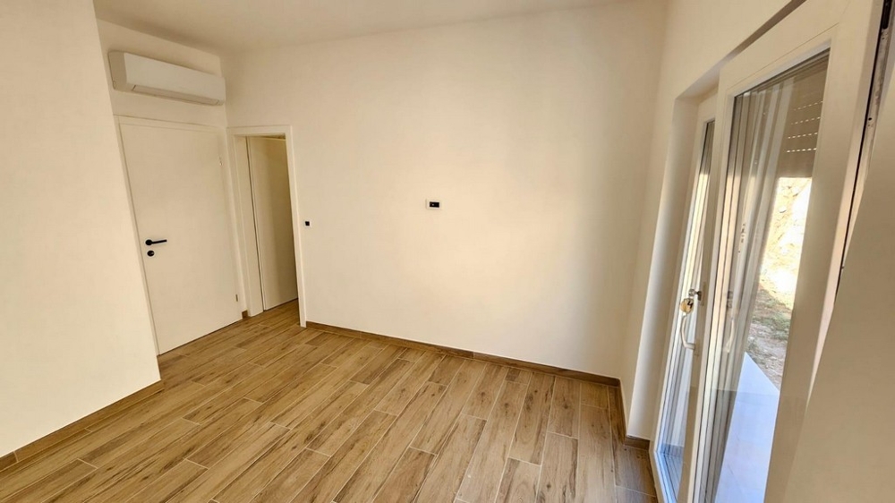 Pièce lumineuse avec parquet et accès à la terrasse
