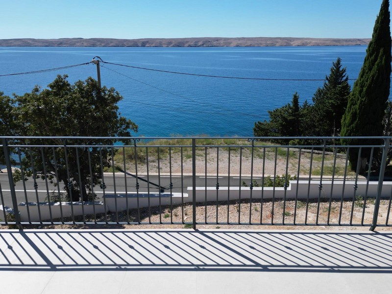 Balcon au-dessus de la route avec vue sur la mer et la chaîne d'îles