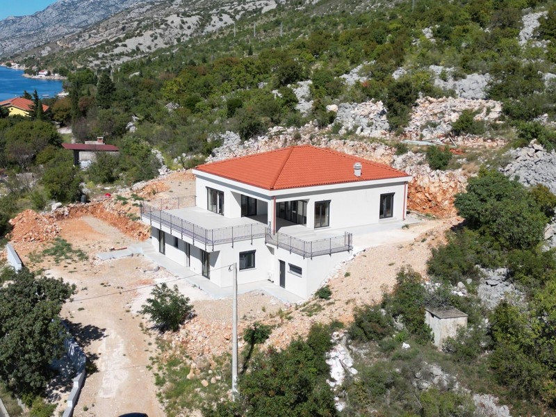 Villa neuve à flanc de colline avec toit rouge et vue mer