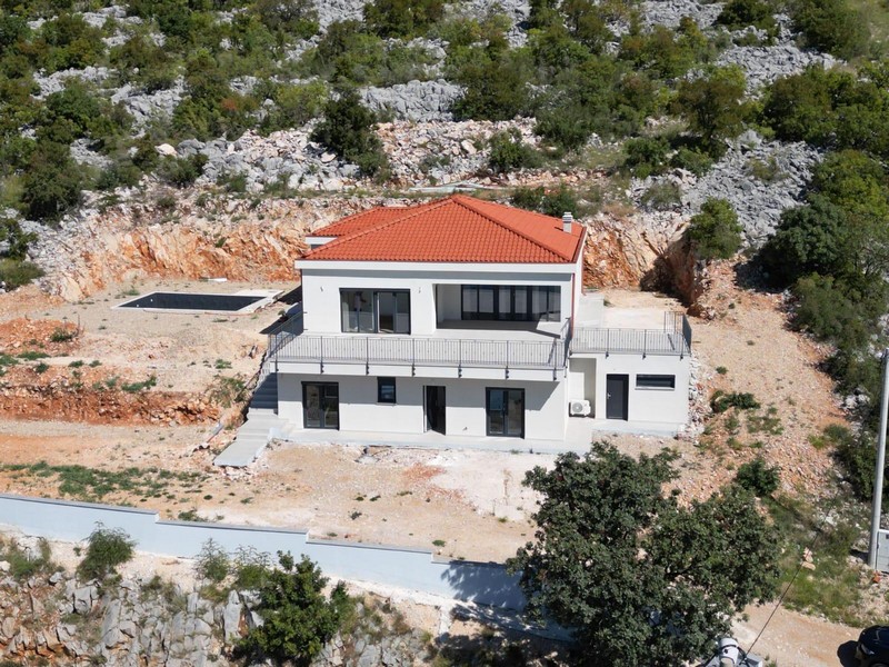 Vue de face de la villa avec grande terrasse