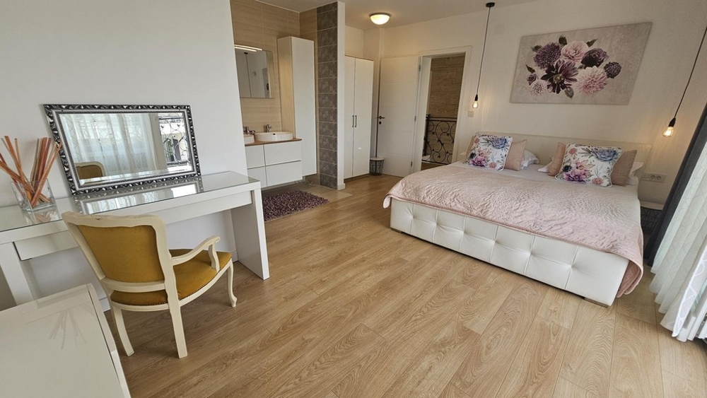 Grande chambre avec salle de bains attenante