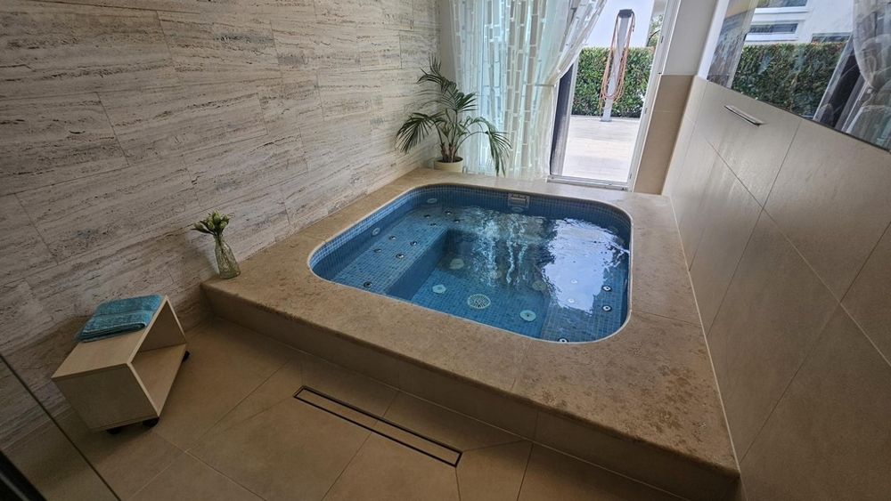 Jacuzzi intérieur espace bien-être villa Croatie
