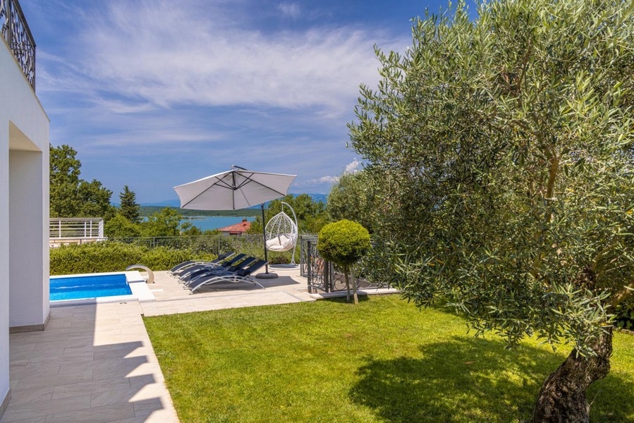 Solarium avec transats et vue mer