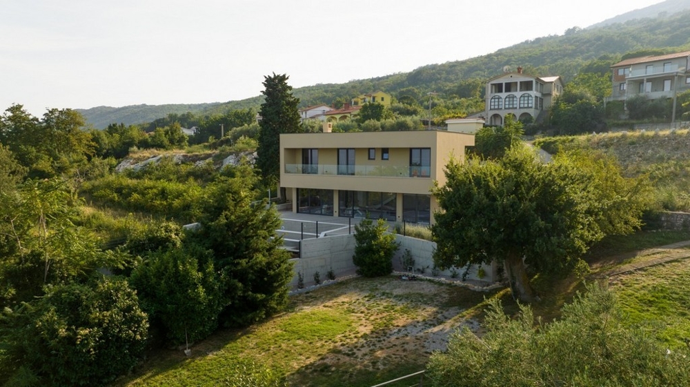 Villa moderne dans un emplacement verdoyant et calme en Istrie à vendre.